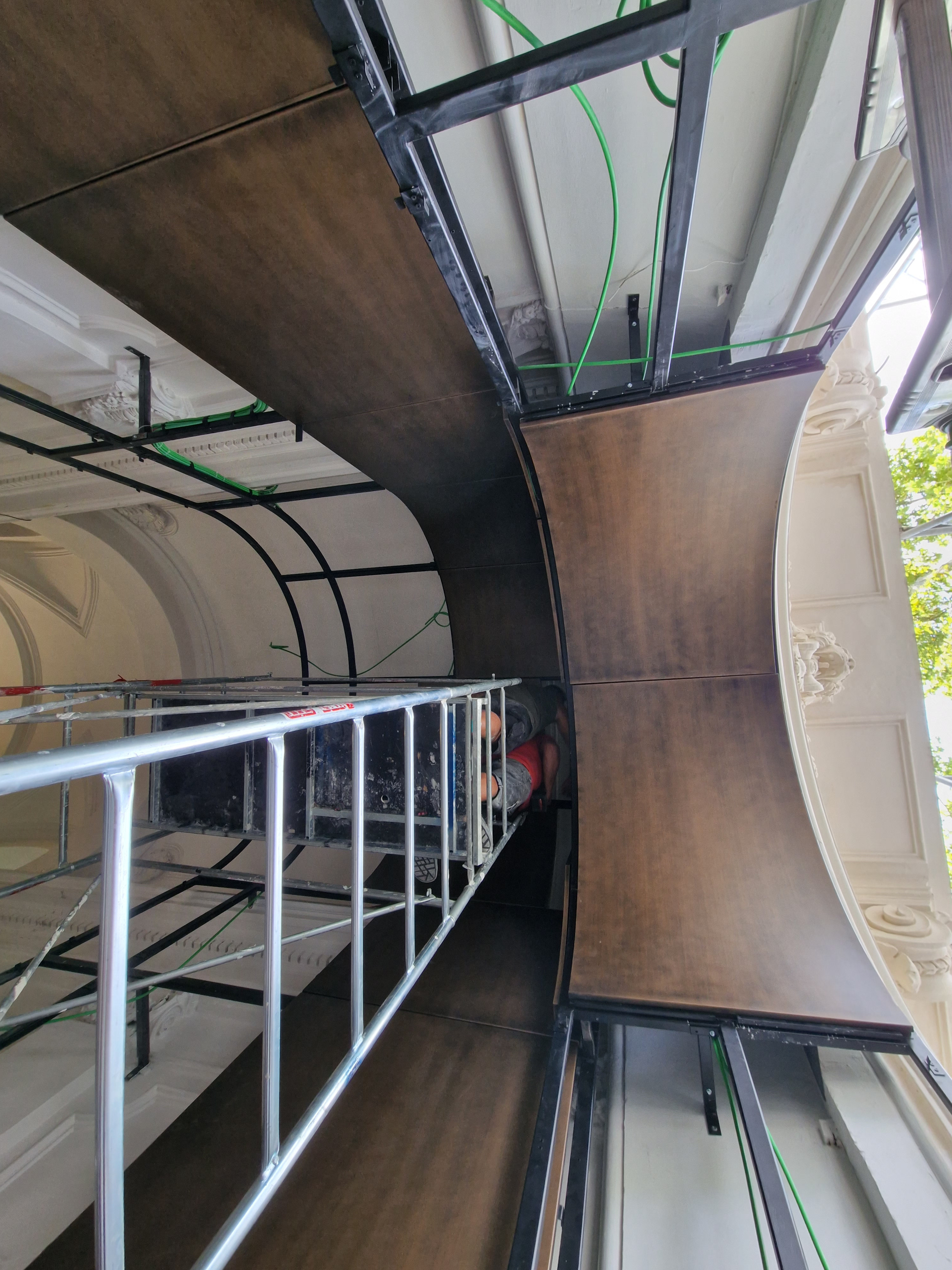 Fasi di installazione — Posa in quota, coordinamento con impianti e protezione delle finiture.