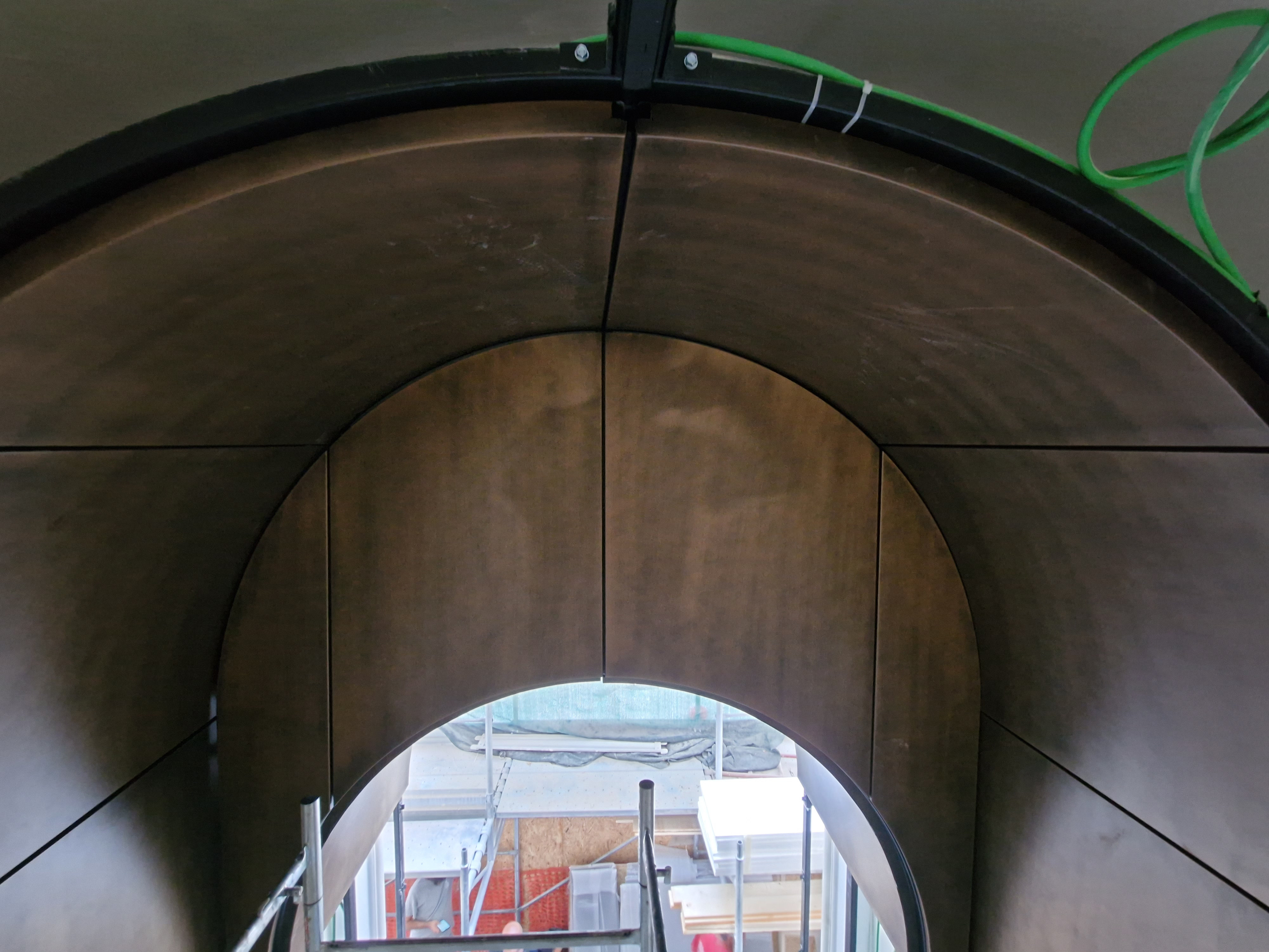 Dettaglio dell’arco — Raggiature, pannellature e giunti allineati al millimetro.