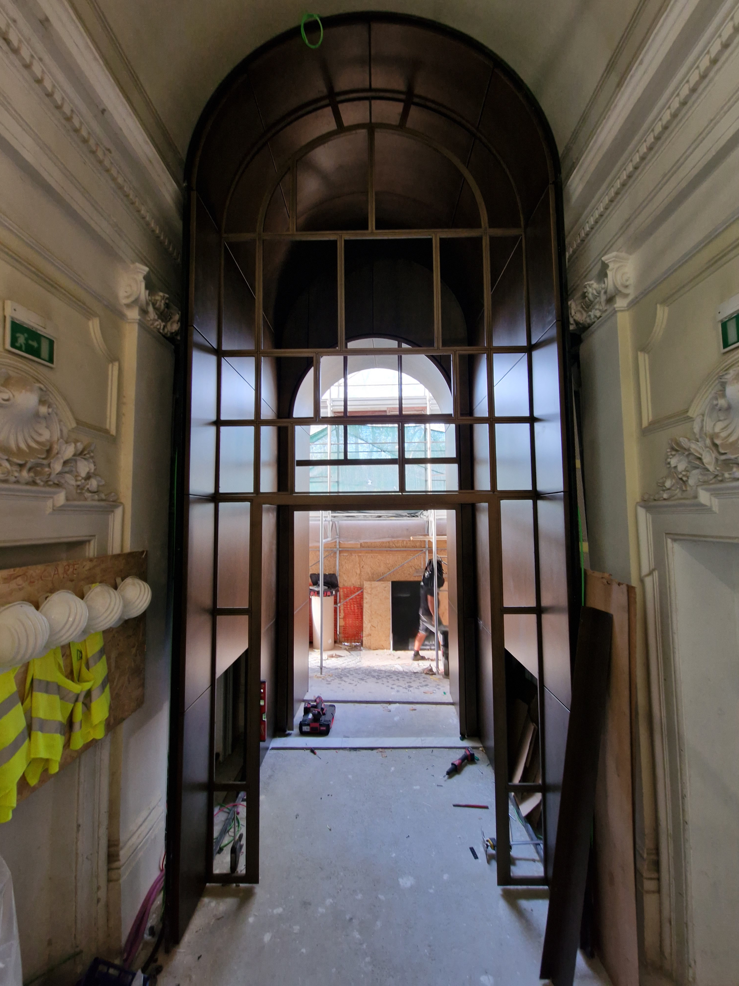 Struttura metallica ad arco installata in un ingresso storico a Roma